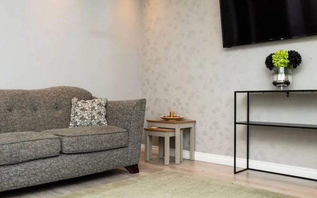 3 Bedroom House-private Parking