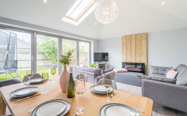 Stylish Family Home by Twickenham Stadium