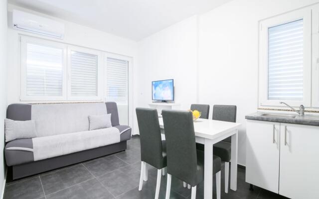 Elegant Holiday Home in Privlakaw With Garden