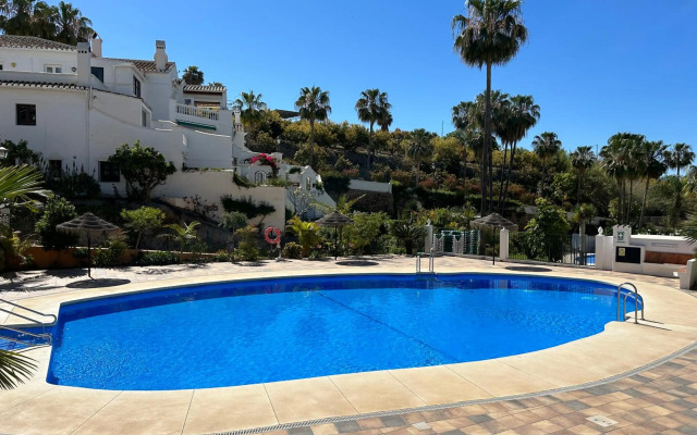 Casa con terraza y hermoso jardín comunal