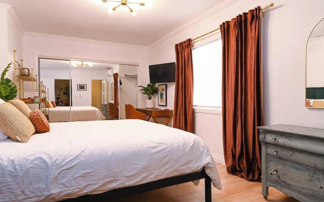 Immaculate 3bdr Private Bungalow, Walk to Beach!