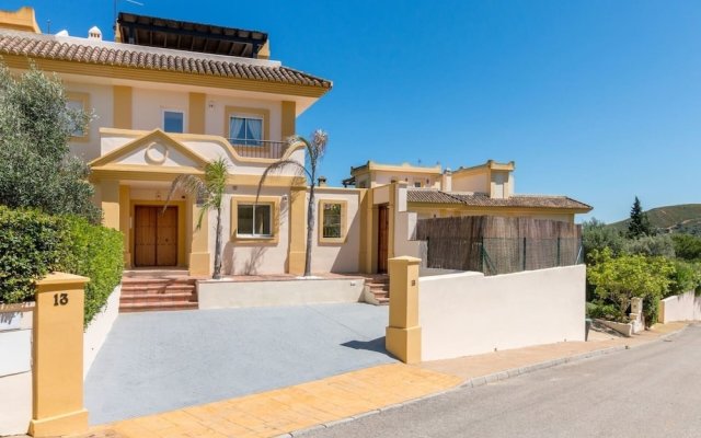 Charming 4-Bed Villa in San Roque