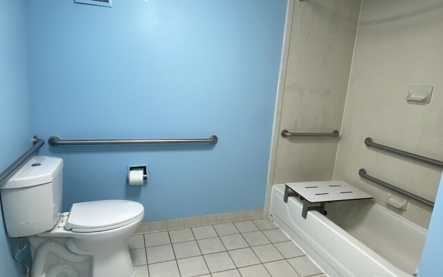 HomeTowne Studios by Red Roof Prattville