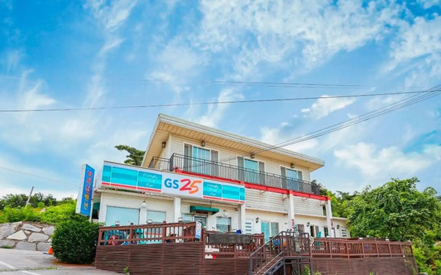 Seokmodo Beach White House Pension