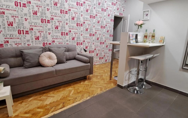 6-Pack Apartment in the Party District