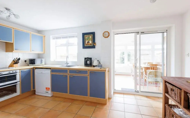 Spacious 4-bed Seaside Retreat in Selsey