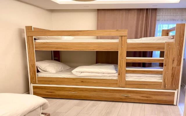 LUXE Bright 2bdr in Center