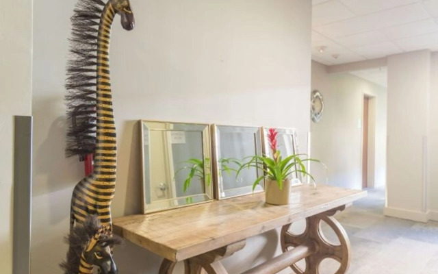 Vibrant Condo near Must-See Attractions