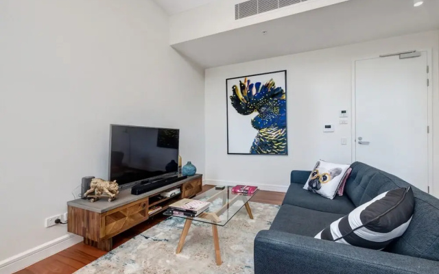 Inner-city Apartment Minutes Walk to Dining Hubs