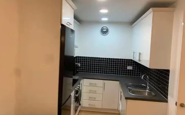 4 Guests - Free Parking - Easy Access to London