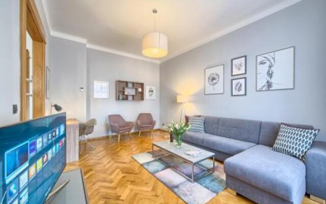 Spacious And Bright Apartment Dusni 13