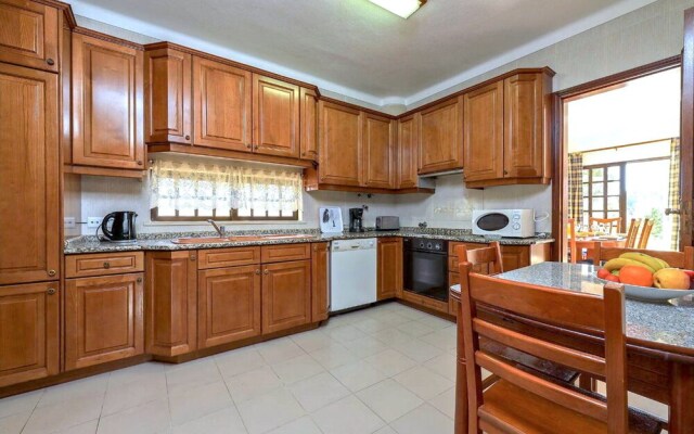 Spacious 4 Bedroom Villa, Private Pool, Free air Conditioning and Wifi