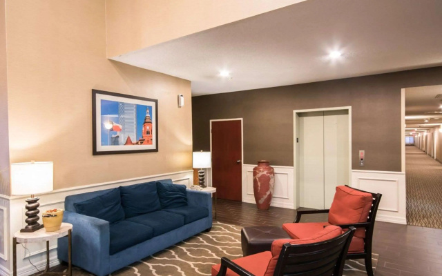 Comfort Inn & Suites Red Oak - Dallas Area