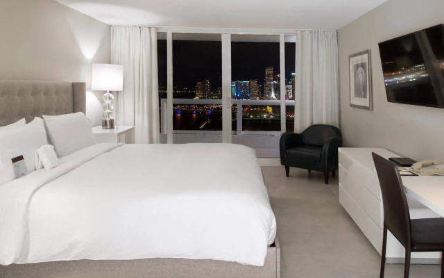 DoubleTree by Hilton Grand  Biscayne Bay