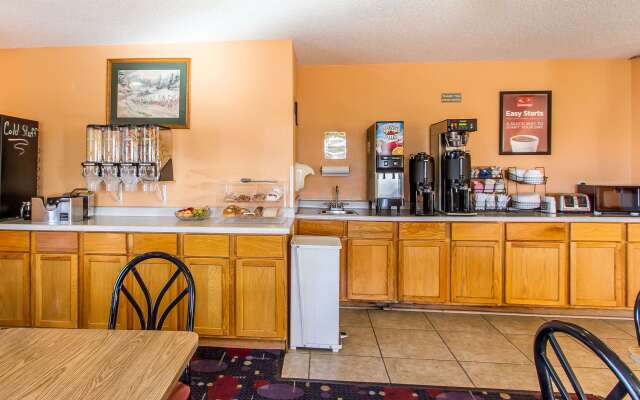 Econo Lodge Inn & Suites Pekin - Peoria Area