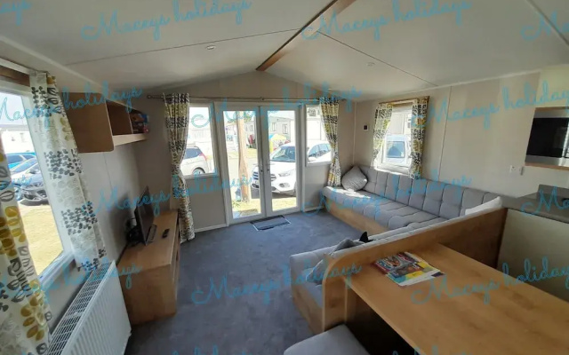 Pet Friendly Caravan in Walton on the Naze