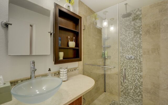 Remodeled E Cesar Chavez Condo by RedAwning
