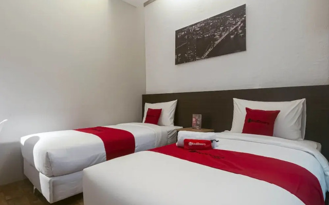 RedDoorz Plus near Gandaria City Mall 2