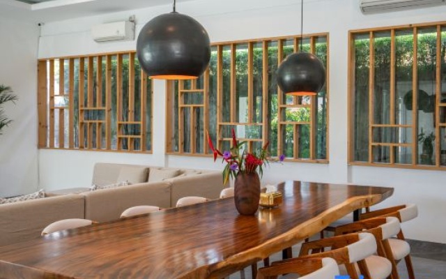 Lux 5BR Villa w/Rooftop BBQ, Pool & 500M to Beach – Restaurant – Canggu