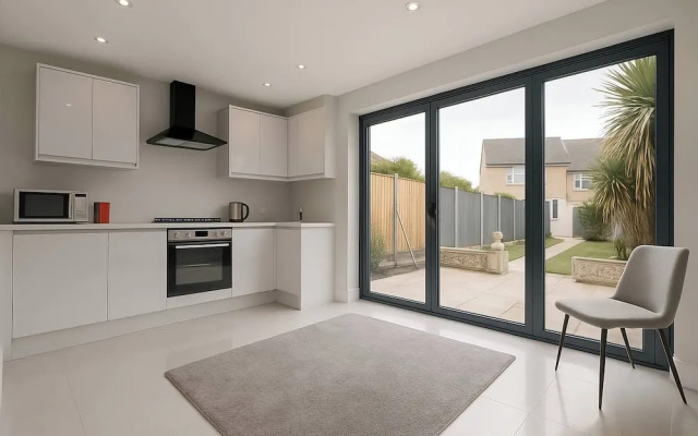 House in Brighton & Hove With Parking
