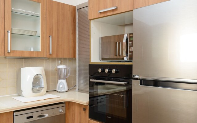 Bright and Fresh Family Home near Beach