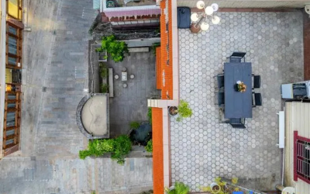 Eagle Tree Capsule Inn