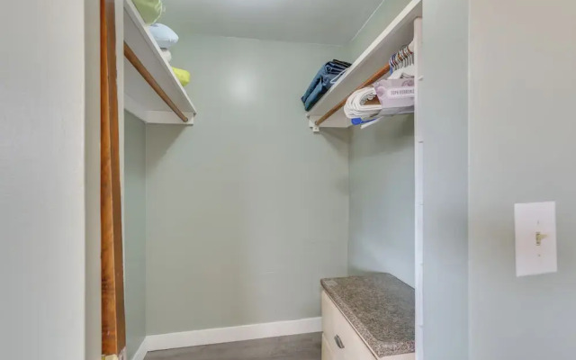 Renton Home: Gazebo w/ TV & Bbq, 15 Mi to Seattle