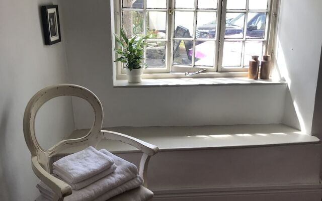 Drewe Arms Bunk Rooms & Church Cottage