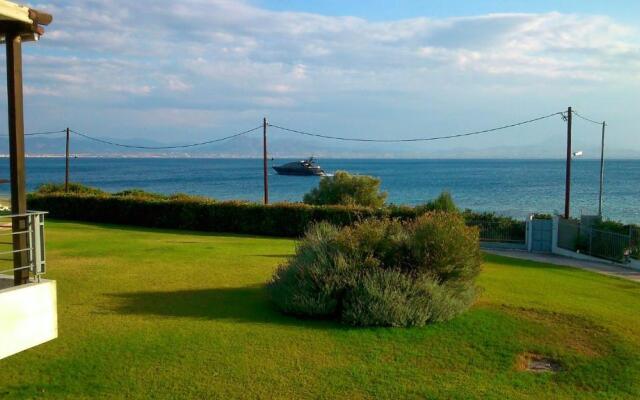 Beautiful house by the sea,Loutraki Skaloma.