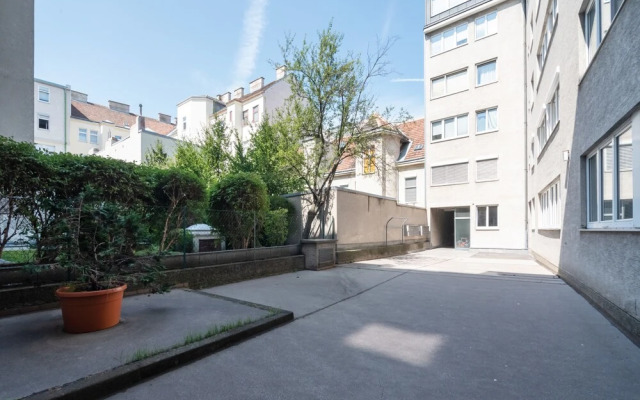 Quiet Penthouse apartment close to Stadthalle