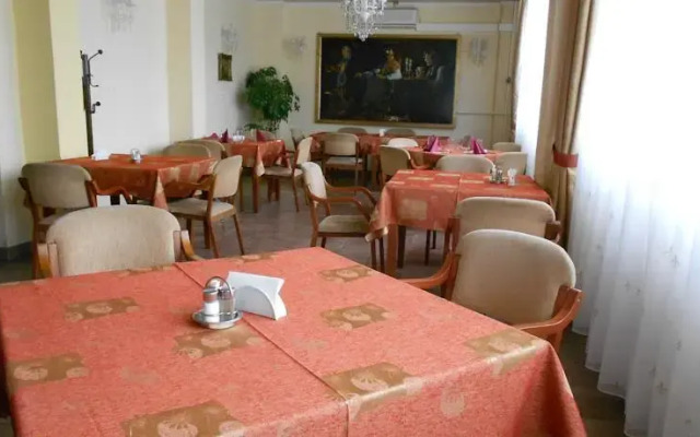 Hotel Seni Studium