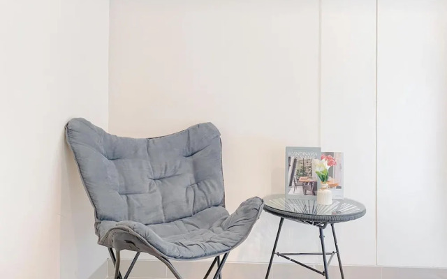 Spacious And Homey Studio At Cleon Park Apartment