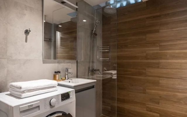 Stylish 1BR Retreat Near Alimos Beach Tram