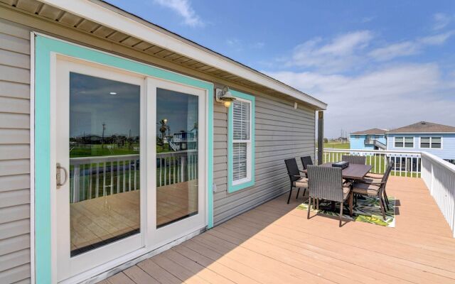 Walk to Beach: Charming Home w/ Deck in Galveston