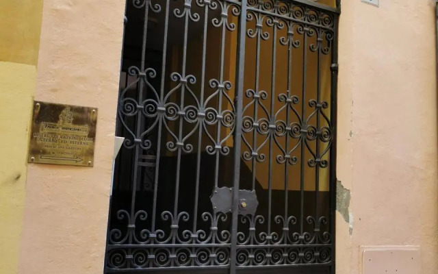 Petronilla House 008055-Lt-1202