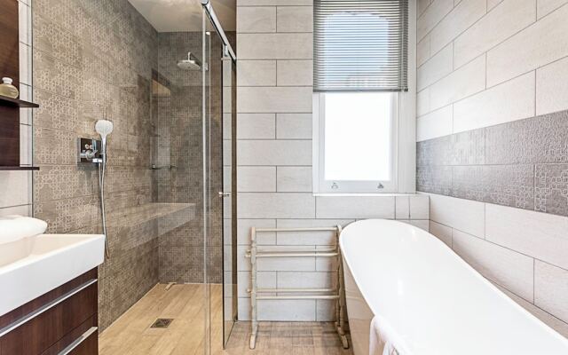 Well-designed Chelsea Flat