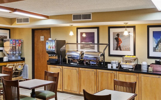 Tulsa Square Hotel Central, I-44 By OYO