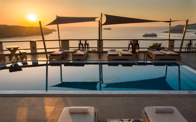 Luxury villa in Megalochori Santorini with Jacuzzi