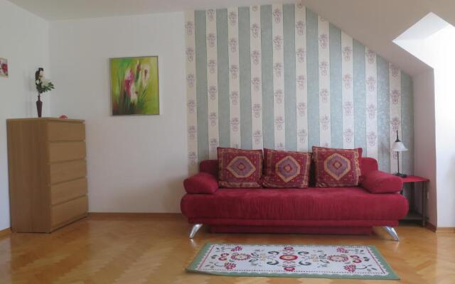 Schoenbrunn Gardens Deluxe Apartment