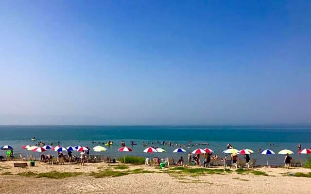 חוף גולן על שפת הכינרת אוהלים ממוזגים ובקתות עץ