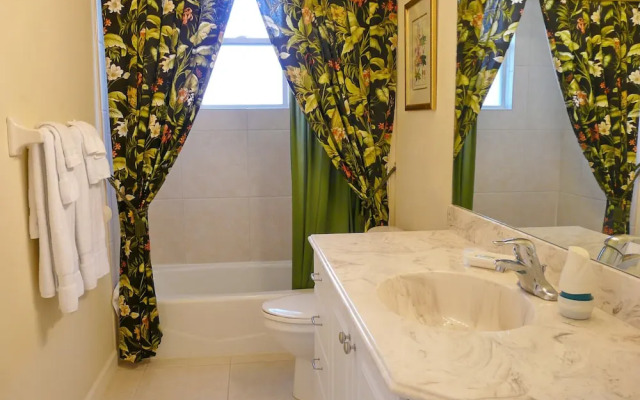 Peaceful Home With Pool and Steps to Beach/dining