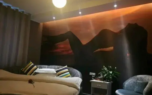 Qujing Zhouzhou Theme Hotel