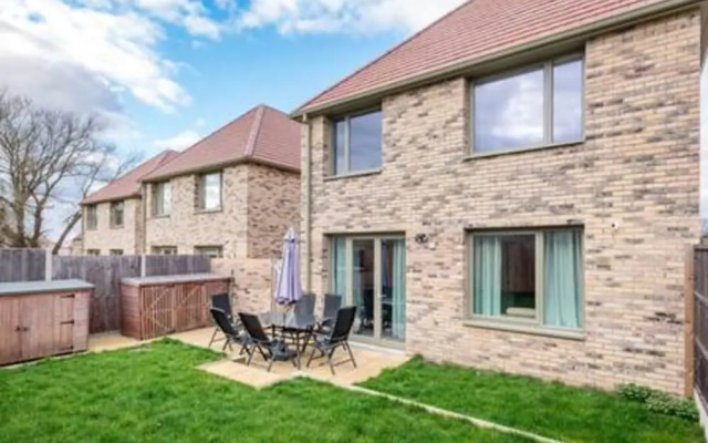 Stylish 4-br House With 3 Ensuite Free Parking