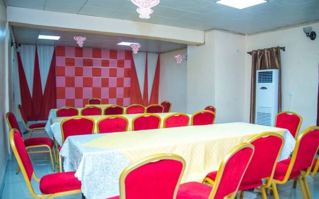 Royal Crest Hotel & Suites