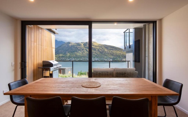 4 Bedroom Home with elevated views of Lake Wakatipu & The Remarkables – Guest Rooms – Queenstown
