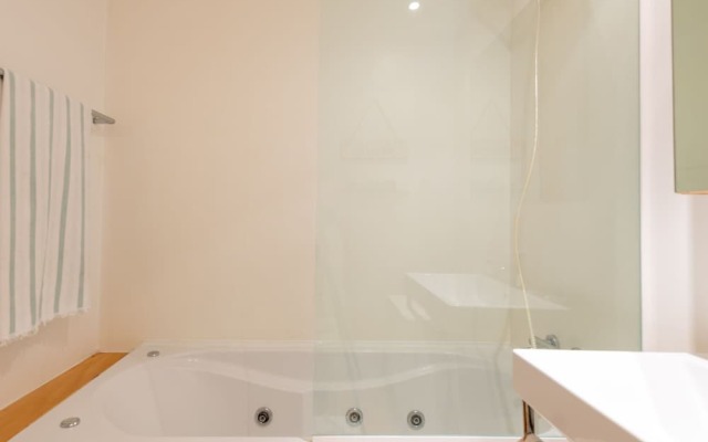 Lovely Apartment With Swimming Pool in Apúlia