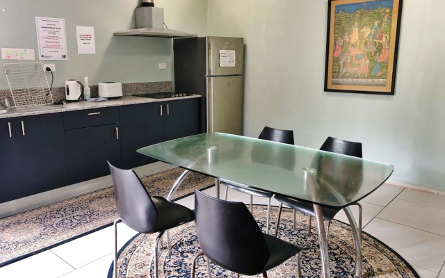Dolphins Beach House - Hostel