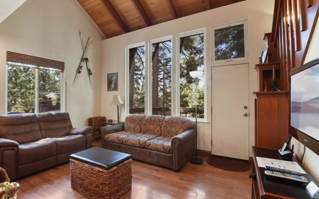 Tahoe City Getaway Minutes From Lake and Activities