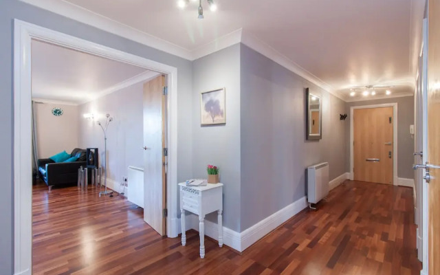 Canary Wharf Luxury River view apartment