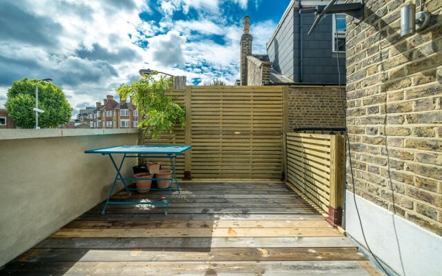 Altido Homely 4-Bed House W/ Terrace In Wandsworth